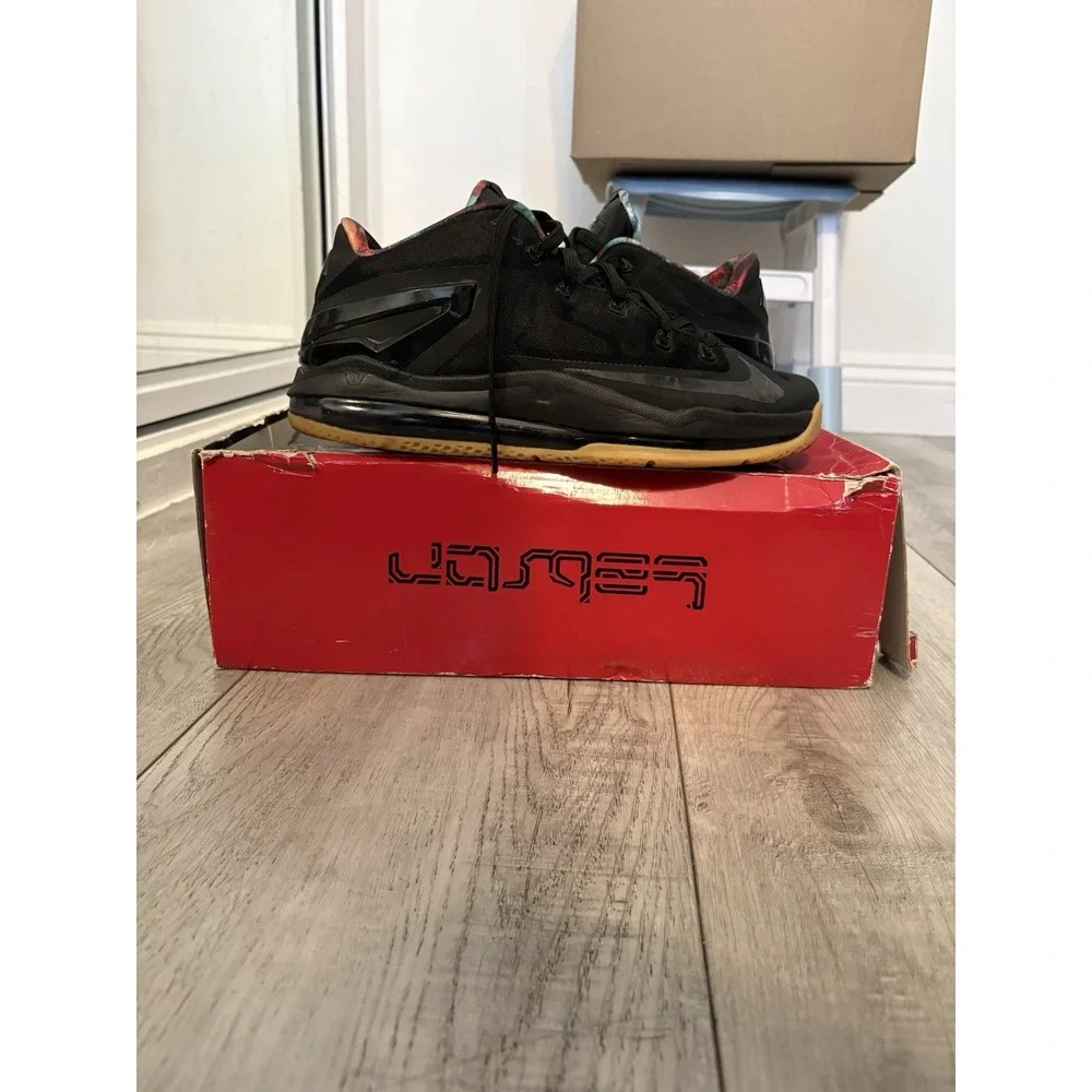Size 9.5 - Nike Max LeBron 11 Low Gum‎